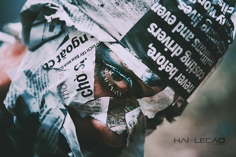 Hình ảnh chú dơi với ánh mắt sắc lạnh và ám ảnh.