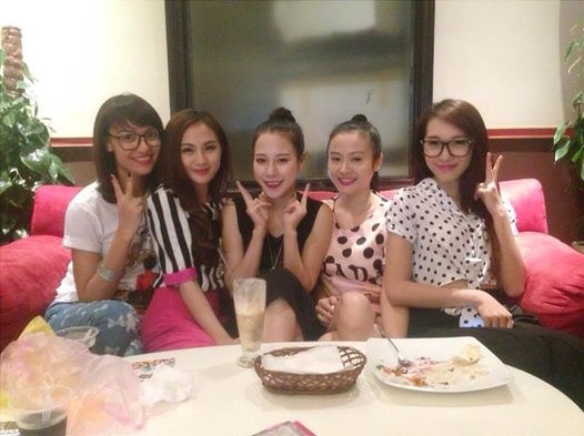 Hot girl Emily và Kelly Nguyễn gặp nhau tại Hà Nội.