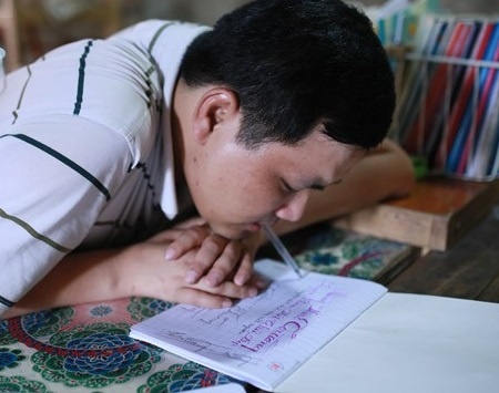 Nghi luc phi thuong cua nguoi thay viet chu bang mieng hinh anh