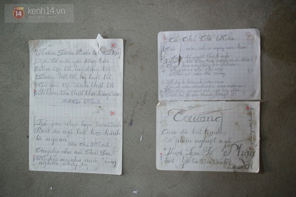 Những dòng chữ từ những ngày đầu luyện viết bằng miệng được anh Trường giữ gìn cẩn thận như một kỉ vật.