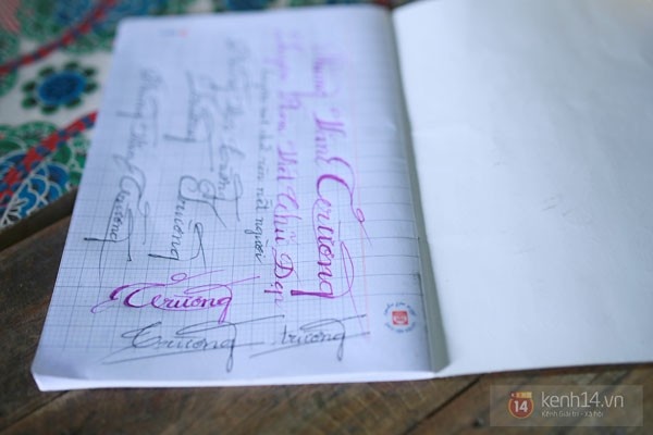 Những nét chữ đều, đẹp là thành quả sau những tháng ngày khổ luyện của anh Trường.