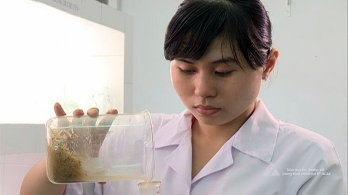 Bảo Trân với đề tài nghiên cứu khả năng diệt muỗi của tinh dầu sả.