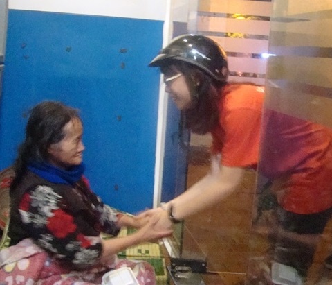 Sinh vien Ngoai thuong phat xoi mien phi cho nguoi vo gia cu hinh anh