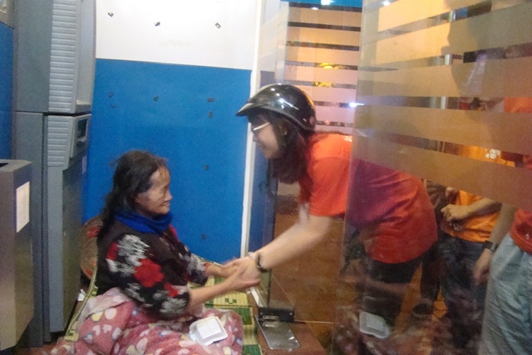 Trao tận tay phần quà cho những người thiếu may mắn.