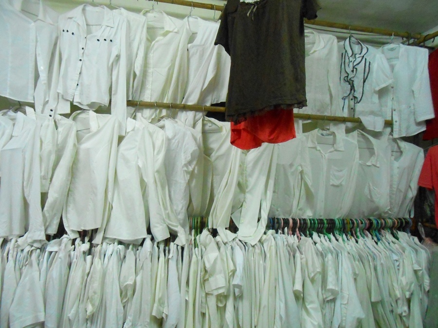 Sạp hàng chuyên bán sơ mi trắng. Nếu tinh mắt, người mua có thể chọn được những chiếc sơ mi trắng pha ren đang là mẫu thịnh hành năm nay với giá chỉ 50.000 đồng.