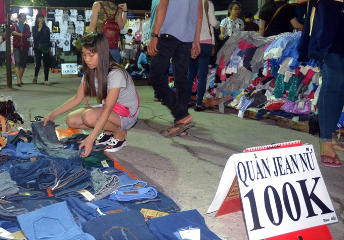 Nguyễn Như Cẩm tốt nghiệp ngành quản lý đô thị Trường ĐH quốc tế Hồng Bàng. Sau khi tốt nghiệp gần hai năm nhưng không xin được việc làm đúng chuyên ngành, Cẩm đành đi bán quần áo tại khu chợ đêm của khu đô thị ĐH Quốc gia TP.HCM