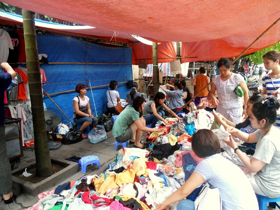 Nghi le, gioi tre ru nhau di san hang he gia re hinh anh