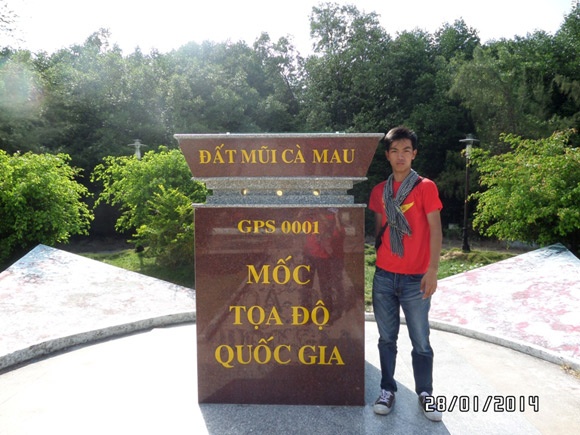 Trần Việt Dương tại cực Nam (Đất Mũi, Ngọc Hiển, Cà Mau) trong chuyến đi đầu năm 2014.