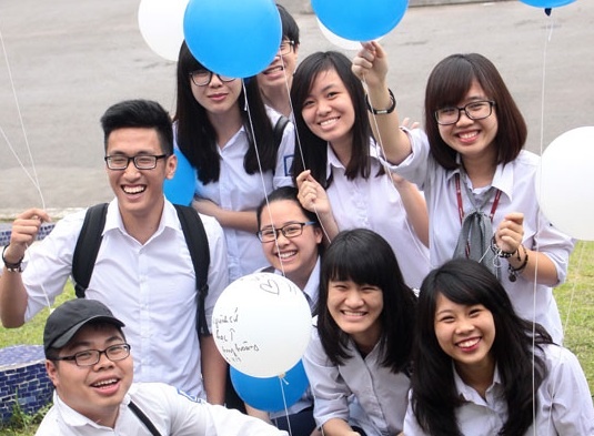 Ngay hoi tha bong bay cua hoc sinh chuyen Ha Noi - Amsterdam hinh anh