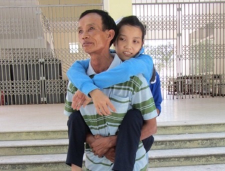 Cô gái Phan Thị Kim Vân (SN 1991, dự thi vào ngành Luật, ĐH Kinh tế) bị nhiễm chất độc màu da cam nhưng ước mơ đến giảng đường. Bố của em là ông Châu Nguyên đã cõng em đến phòng thi. Cô đã thi đỗ vào ngành Luật trong sự khâm phục củ nhiều người. (Ảnh: Giadinh.net).