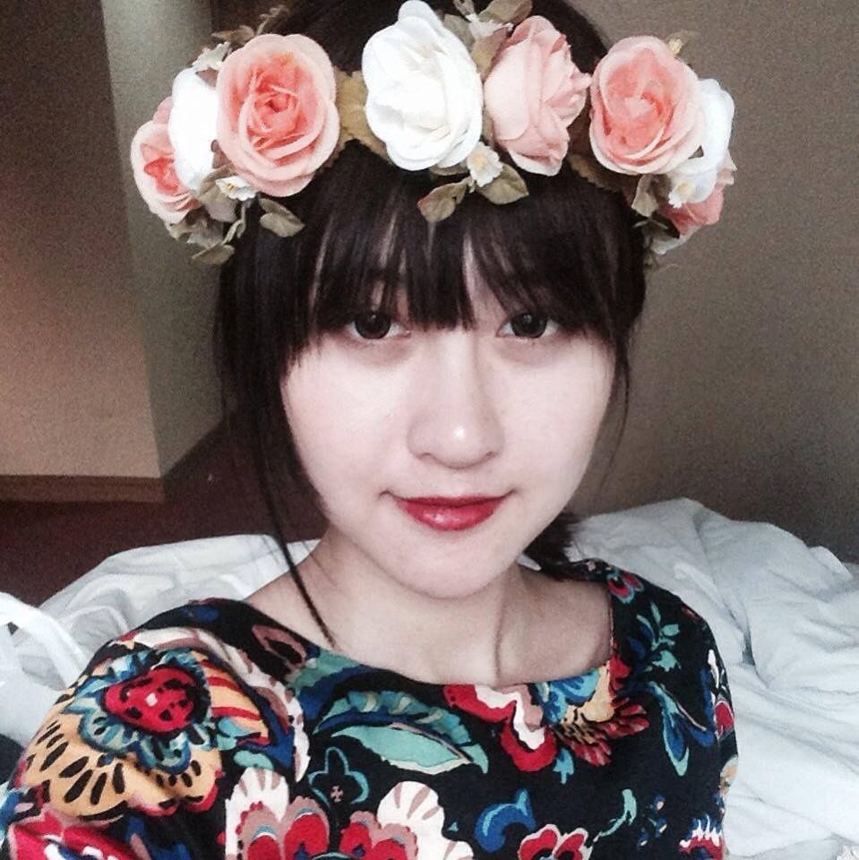 Năm 2012, Hà Lade đạt 42 điểm ở cả 6 môn thi tốt nghiệp THPT. Dù được tổng số điểm cao hơn so với các hot girl khác nhưng Hà Lade vẫn không tránh khỏi bằng tốt nghiệp loại trung bình. Cô hiện là sinh viên trường ĐH Văn hóa Hà Nội.