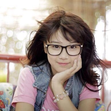 Hoàng Yến Chibi được biết đến với loạt cover đình đám trên mạng xã hội. Điểm thi tốt nghiệp năm 2013 của cô là 43,5 điểm. Trong đó có môn Toán được điểm 9 và Tiếng Anh được 9,5. Điểm thấp nhất của cô bạn là môn Địa lý với 5,5 điểm. Hoàng Yến đang là sinh viên trường ĐH Văn hóa Hà Nội.