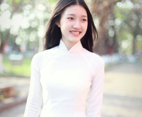 Lê Trần Ngọc Trân, hoa khôi trường Quốc học Huế đỗ tốt nghiệp loại giỏi với 51 điểm. Cô nữ sinh chuyên Văn có thành tích 12 liền là học sinh giỏi, điểm tốt nghiệp Hóa và Sinh được 10.