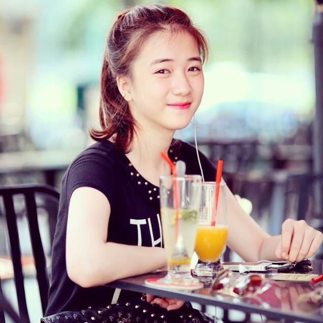 Trân Anh là sinh viên HV Báo chí và Tuyên truyền. Cô nữ sinh trường THPT Phan Đình Phùng đỗ tốt nghiệp với số điểm khá cao là 45,5 điểm, trong đó 2 môn Toán và Tiếng Anh cô bạn được 9,5 và 9 điểm.