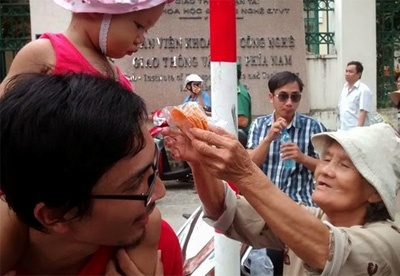 Buc anh cam dong cha cong con tuan hanh vi To quoc hinh anh