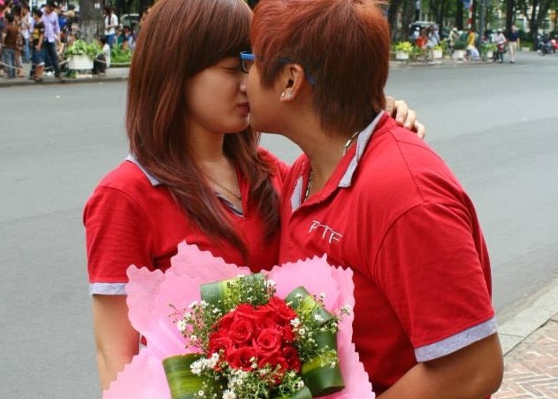 Cap doi dong tinh Sai Gon xuong pho cau hon hinh anh