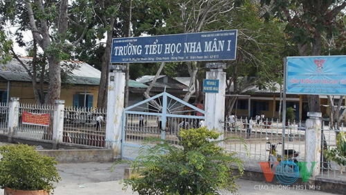 Hoc sinh lop 5 doa ban hoc de tran tien trieu hinh anh