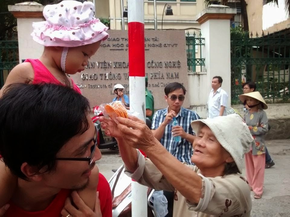 Tấm lòng từ bà cụ bên đường bán bánh. (Ảnh: NVCC).