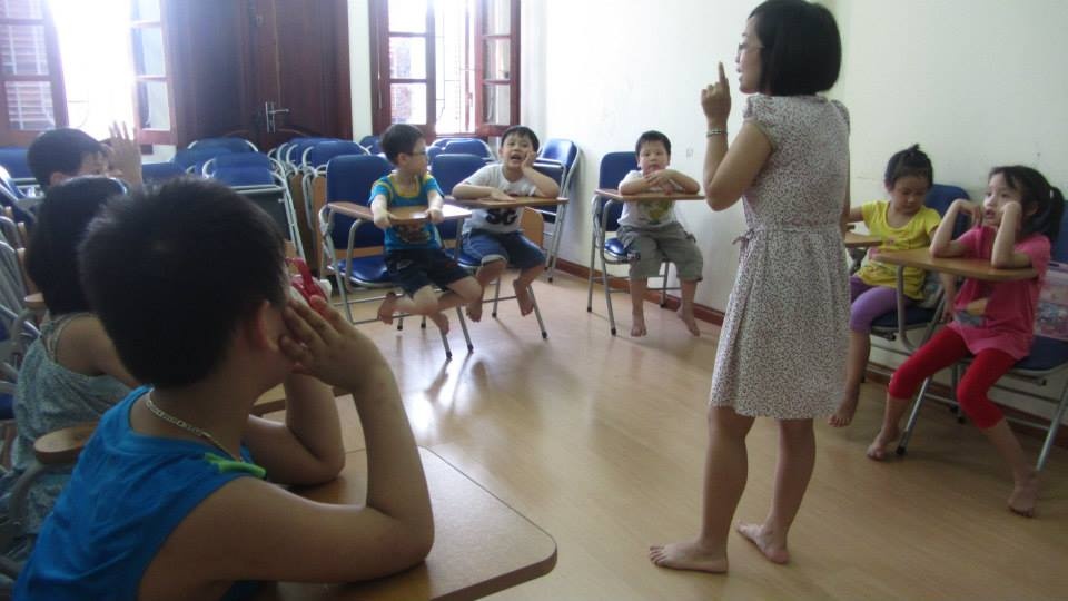 Cô giáo Thảo rất bất ngờ, không phải vì học sinh lớp 1 đã biết đến những câu chuyện xoay quanh biển Đông: “Mấy ngày nay nghe người lớn và các phương tiện thông tin đại chúng bàn luận, các em chắc cũng biết phần nào. Mình bất ngờ vì cách học sinh quan tâm đến người lính hải quân, nhất là nhiệm vụ của họ và tâm trạng của các chú khi xa nhà”.