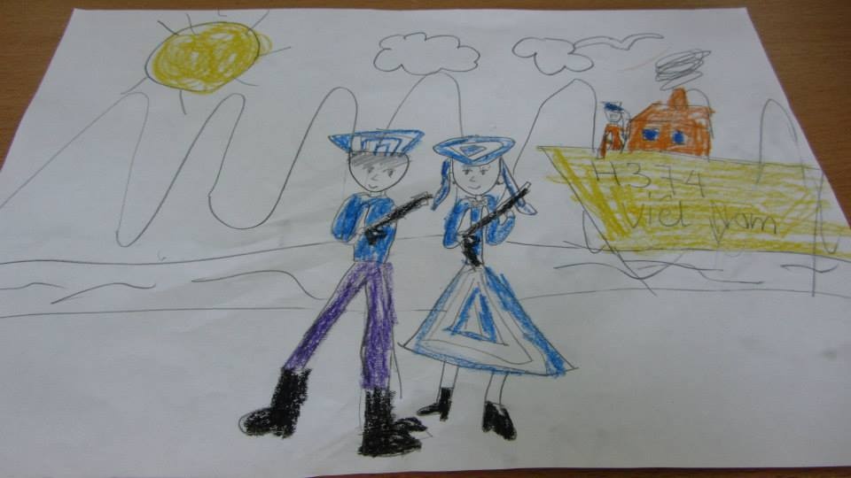  Cô giáo Phương Thảo cho biết, những bức tranh này là sản phẩm của giờ học đồng cảm do nhóm Cánh Buồm thiết kế. Nội dung của các bài học là những cảnh ngộ gần gũi quanh em như cụ già, bạn nhỏ bới rác, người bán hàng rong rồi đến những cảnh các em ít gặp hơn như hạn hán, lũ lụt, chiến tranh…