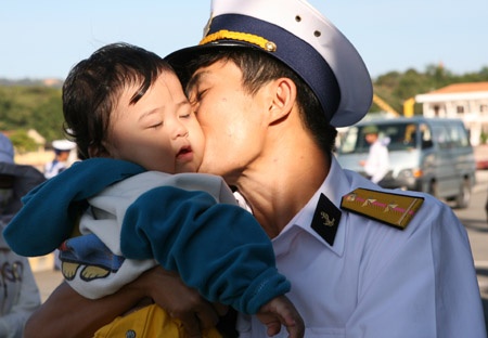 Clip ngam bai tho 'To quoc nhin tu bien' rung dong trai tim hinh anh