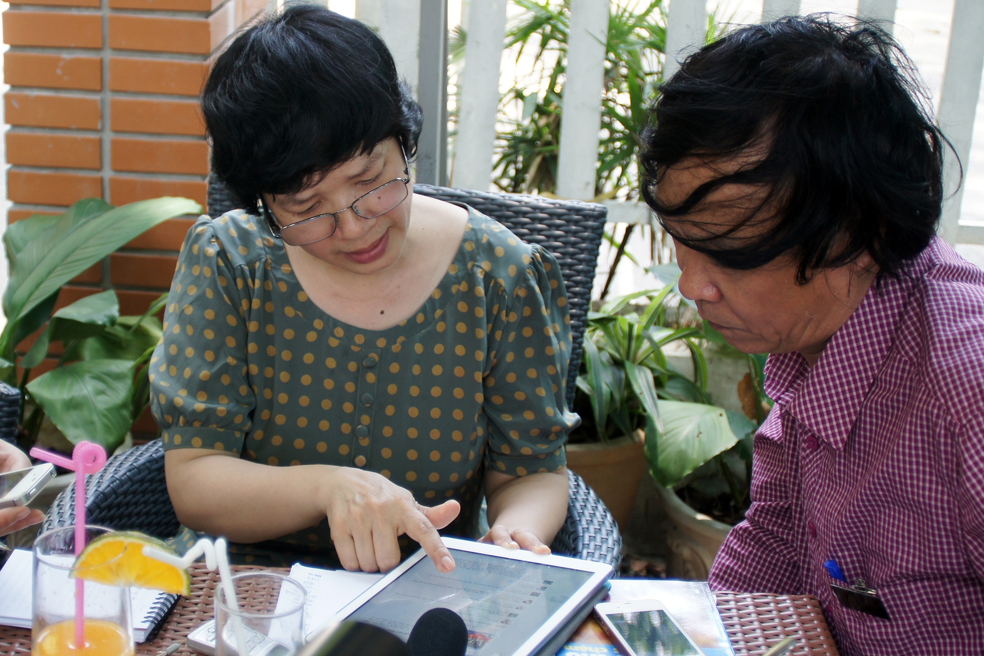 Nhà thơ Nguyễn Việt Chiến trong buổi gặp  gỡ cô giáo Trịnh Thu Tuyết.