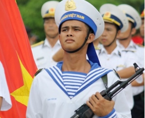 Nguyen Viet Chien xuc dong doc 'To quoc nhin tu bien' hinh anh