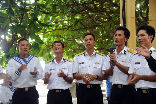 Buc thu cam dong gui bo o Truong Sa hinh anh