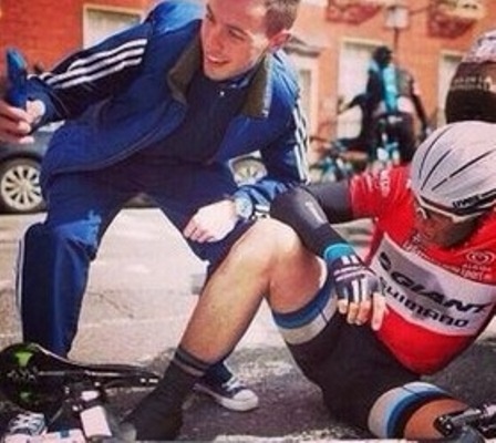 Chang trai bi chi trich vi chup anh tu suong khi VDV nga hinh anh