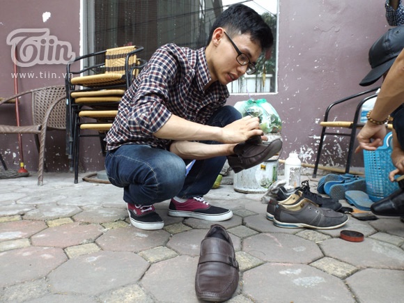 Văn Phú đánh giày cho vị khách đầu tiên.