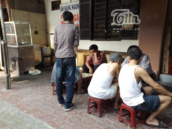 Phú đi mời các vị khách đánh giày,