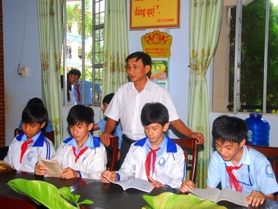 Thầy Hằng nhận lỗi về thư viện quá chật.