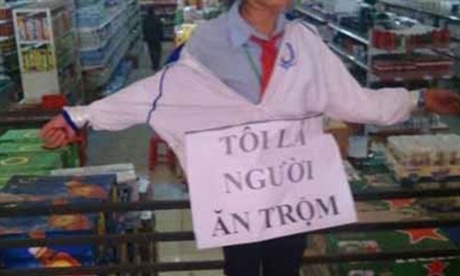 Ket co hau vu bat nu sinh treo bien an trom hinh anh