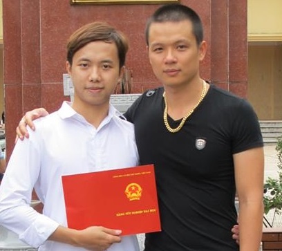Anh Đỗ Mạnh Hà (áo đen) cùng học sinh.