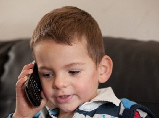 Clip be 4 tuoi nho canh sat giai toan hinh anh