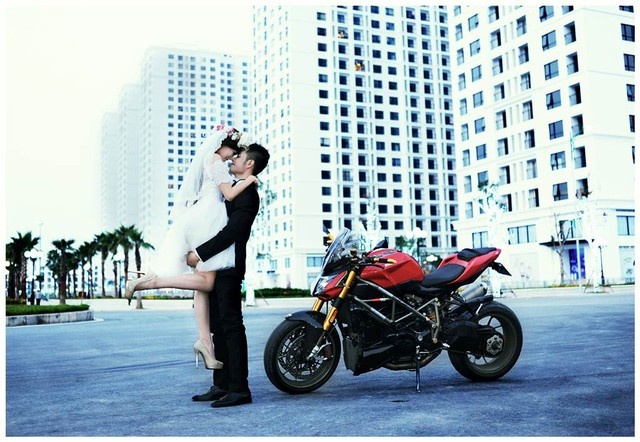 Chồng sắp cưới của cô là Dũng carot - chàng trai là chú rể trong đám cưới giả của Mai Thỏ xuất hiện vào tháng 3/2014.
