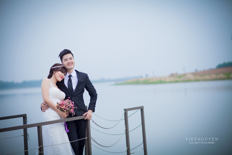 Bên cạnh bộ ảnh được chụp trong studio, cặp đôi này còn chụp ảnh ngoài trời.