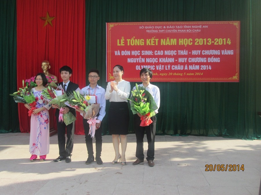 Học sinh đạt huy chương được chào đón trang trọng.