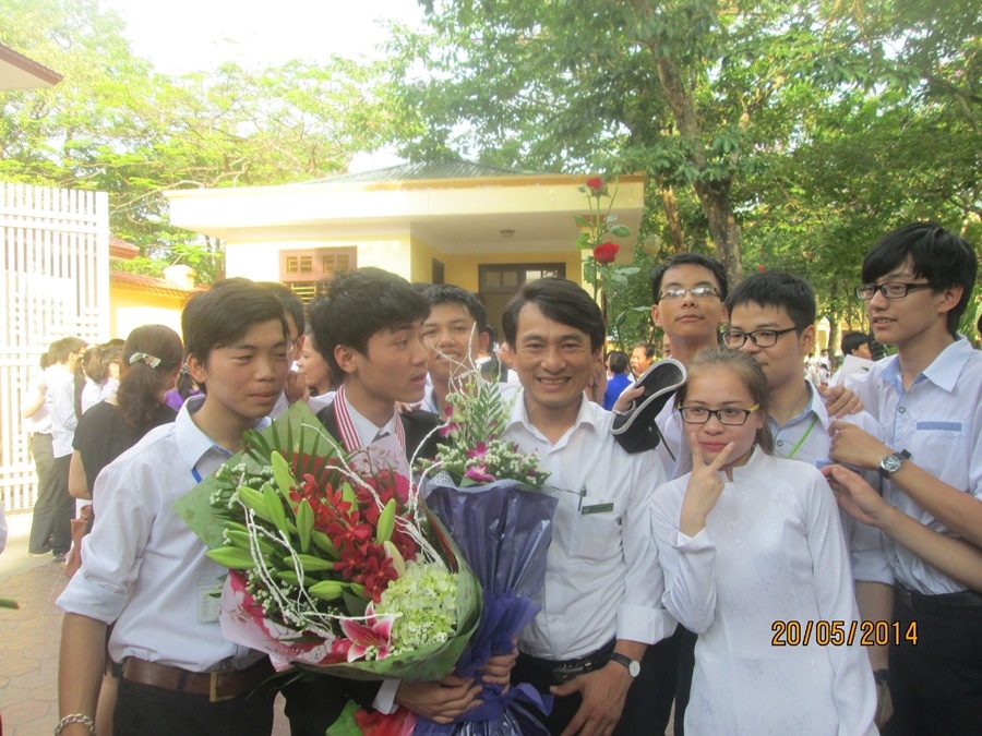 Truong chuyen Phan Boi Chau chao don chang trai vang hinh anh