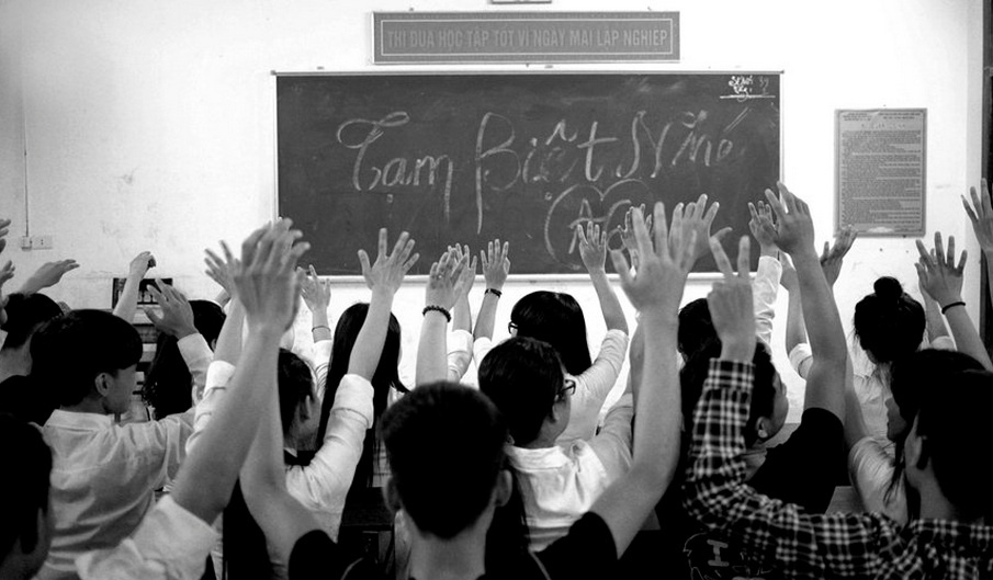 Tạm biệt thầy cô, bạn bè và mái trường. Kỷ niệm về thời học sinh sẽ luôn đi theo mỗi người trong suốt cuộc hành trình tiếp theo.