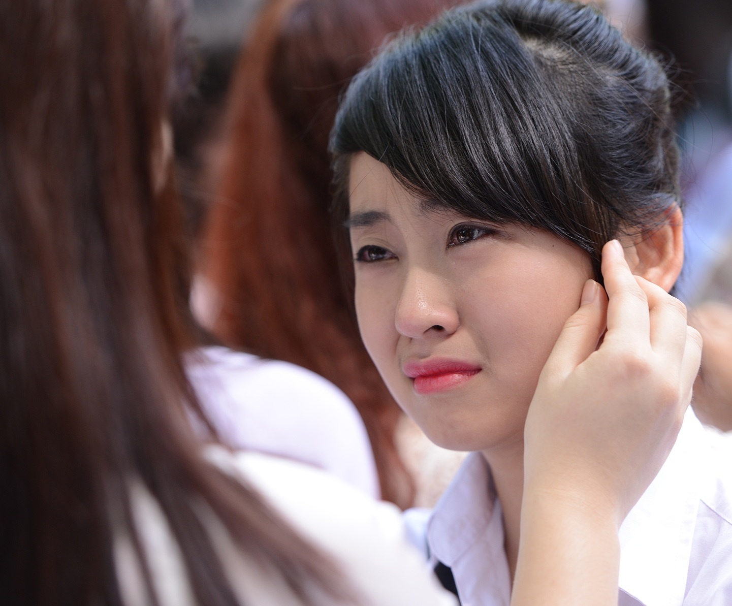 Nu sinh Phan Dinh Phung nghen ngao  trong phut chia tay hinh anh