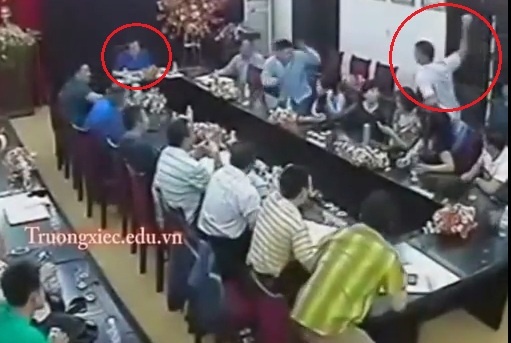 Giao vien truong Xiec nem coc vao hieu truong hinh anh