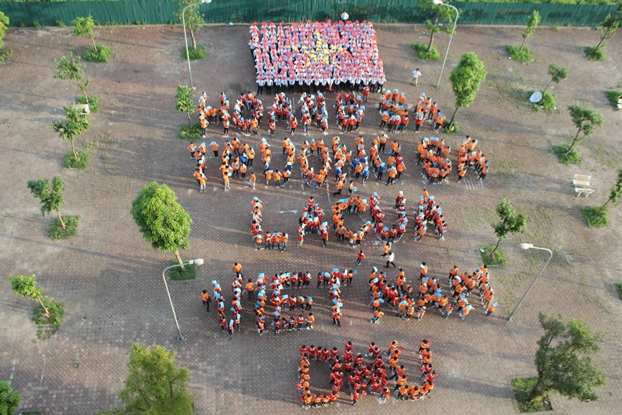 Sinh viên Đại Nam xếp chữ 