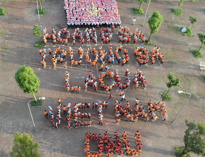 SV Dai Nam xep chu 'Truong Sa, Hoang Sa la cua Viet Nam' hinh anh