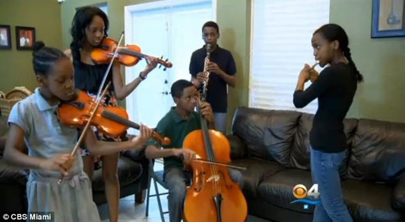 Cô gái và bạn bè.