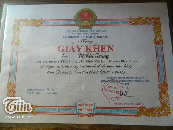 Với tinh thần vượt khó, Chí Trung nhận được nhiều học bổng của các tổ chức, cơ quan.