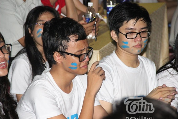 Những chàng trai hàng ngày mạnh mẽ giờ cũng yếu đuối trước giờ chia tay.