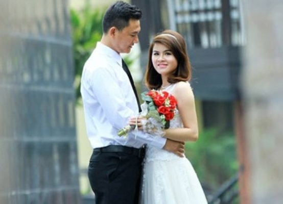 Tinh yeu cua chang canh sat bien va co giao tre hinh anh