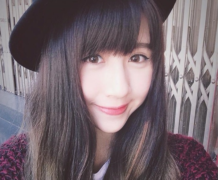 3 năm trước, Quỳnh Anh Shyn bắt đầu được biết đến khi là nữ sinh xinh đẹp đỗ vào trường THPT Phan Đình Phùng với số điểm cao. Suốt 12 năm học, cô gái này giữ vừng danh hiệu học sinh giỏi toàn diên.