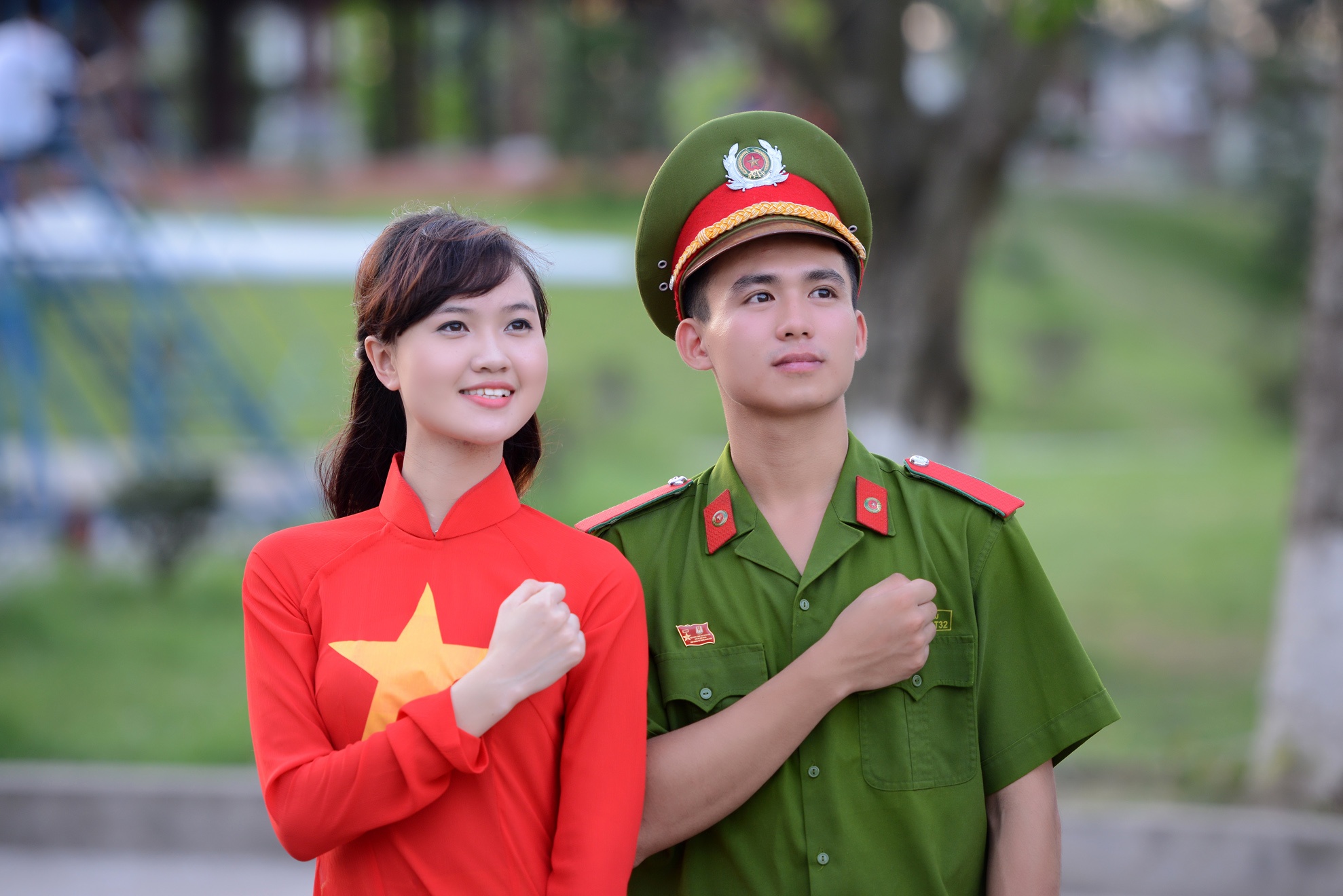 Hiếu Police và Mai Thương trong hình ảnh hướng về Tổ quốc.